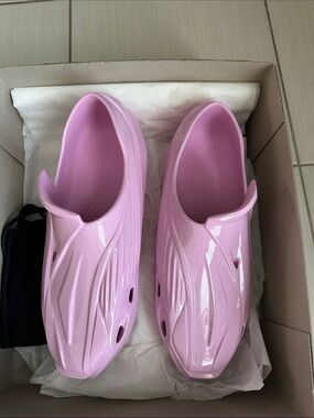 1017 ALYX 9SM Glossy Light Pink Slip-On Foam Clogs